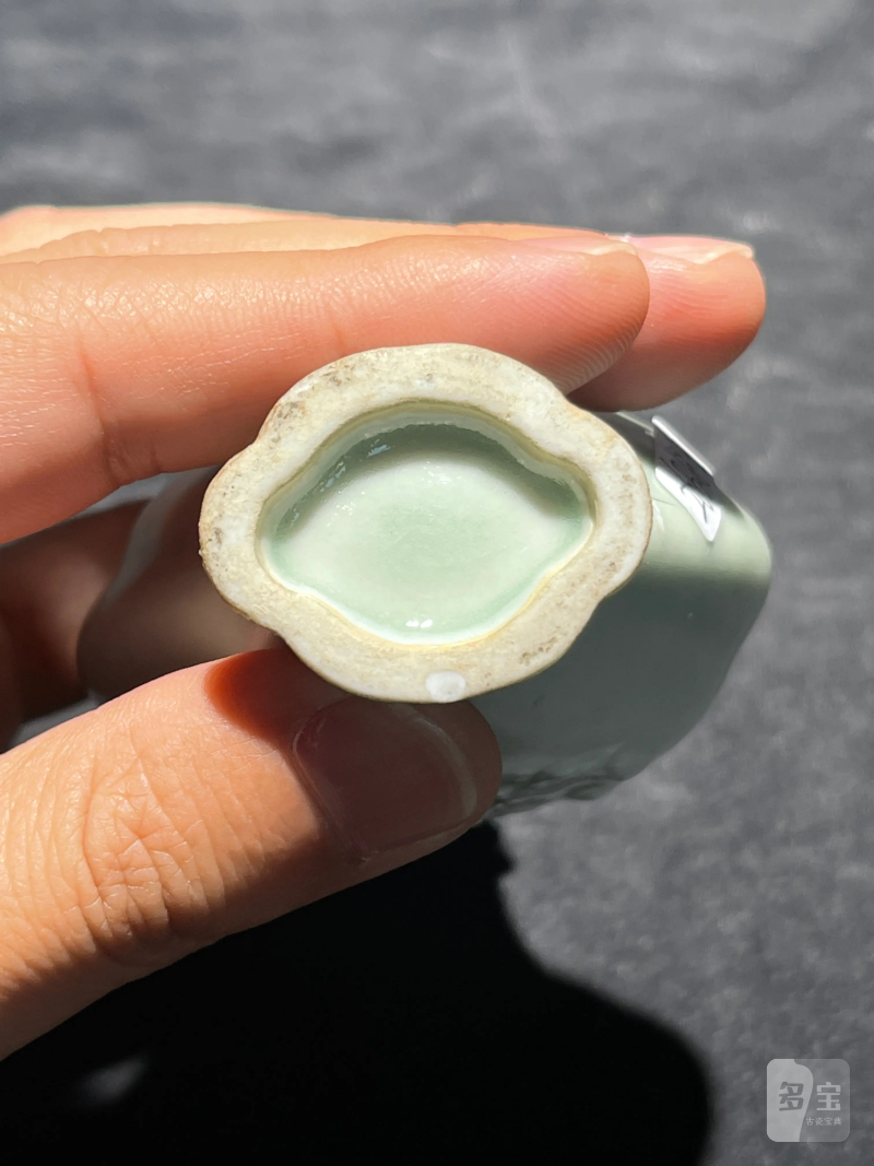 清乾隆 粉青釉螭龙海棠瓶一对 - 图21